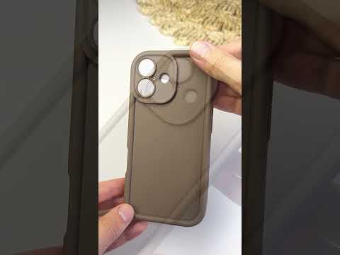 Hnědý silikonový kryt se zvýšenou ochranou hran pro iPhone 17