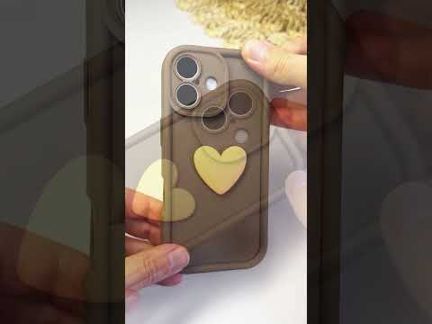 Silikonový hnědý kryt s 3D srdíčkem pro iPhone 17