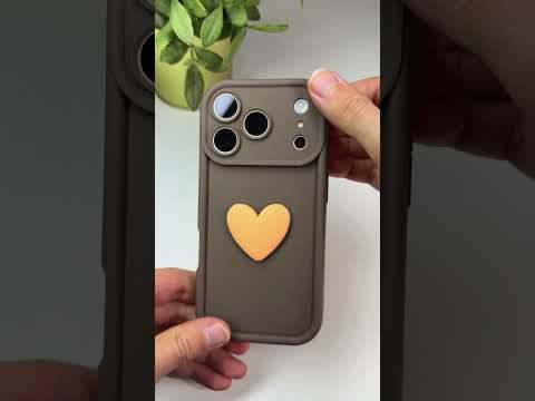 Silikonový hnědý kryt s 3D srdíčkem pro iPhone 17 Pro