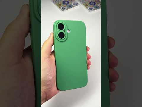 Zelený silikonový kryt se zvýšenou ochranou čoček pro iPhone 17